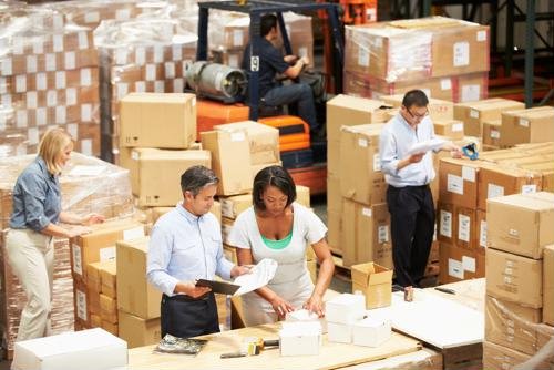 Efficiently Managing Customer Returns in Reverse Logistics